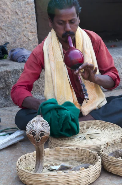 Indyjski snake charmer z kobry. Hampi, Indie — Zdjęcie stockowe