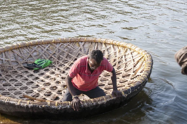 Man on the bamboo boat crossing the Kishkinda lake. Hampi, India — Stock Photo, Image