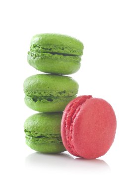 Fransız macarons dört yeşil ve kırmızı