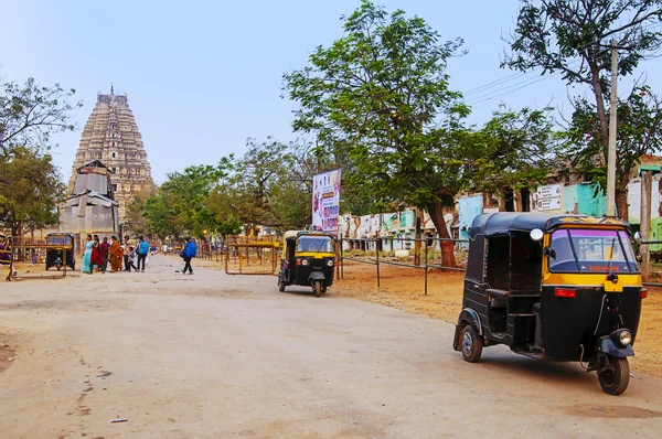 Puxou riquixá perto do Templo Hindu Virupaksha em Hampi, Índia . — Fotografia de Stock