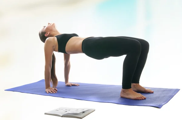 Femme dans la pose de Table asana — Photo