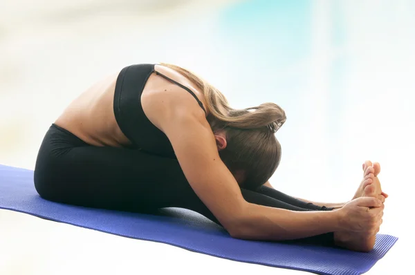 Pose Paschimottanasana — Fotografia de Stock