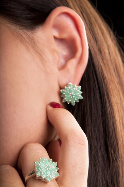 Silver ring and earrings with emerald stone — Stock Photo, Image