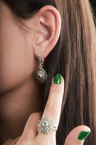 Silver earrings and ring with emerald — Stock Photo, Image