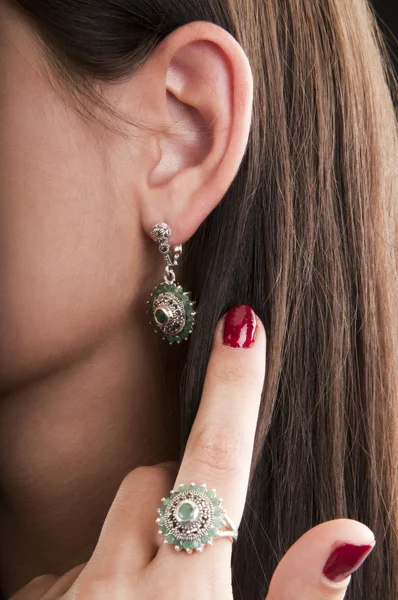 Silver ring and earrings with emerald — Stock Photo, Image