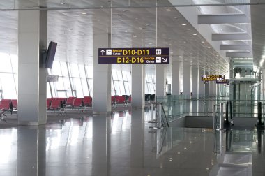 Havalimanı ayrılış bekleme salonunda Kiev Havaalanı