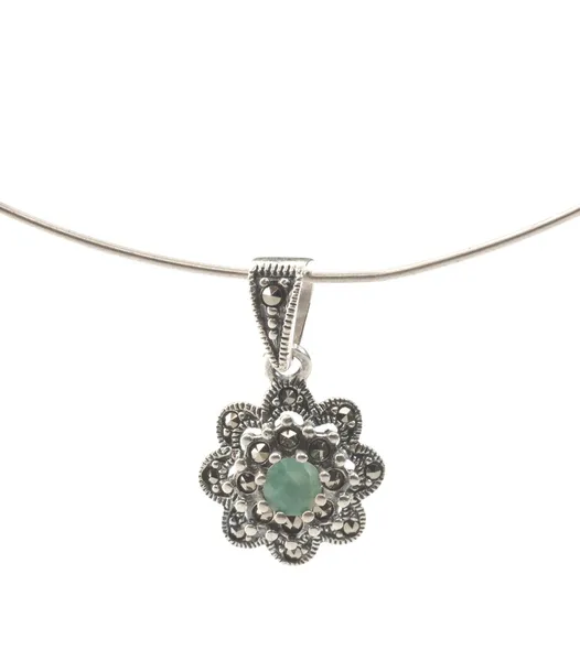 Silver pendent with emerald gemstone — Stock Photo, Image