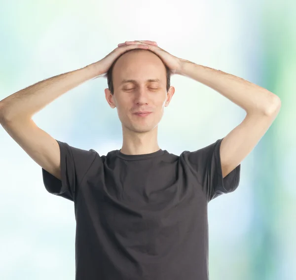 Homme avec les mains sur la tête — Photo