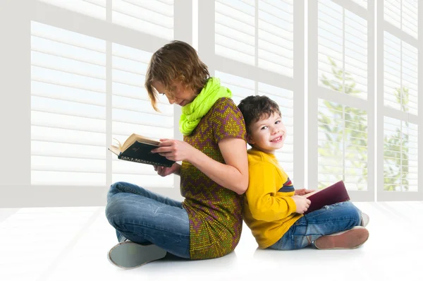 Mamma og sønn leser – stockfoto