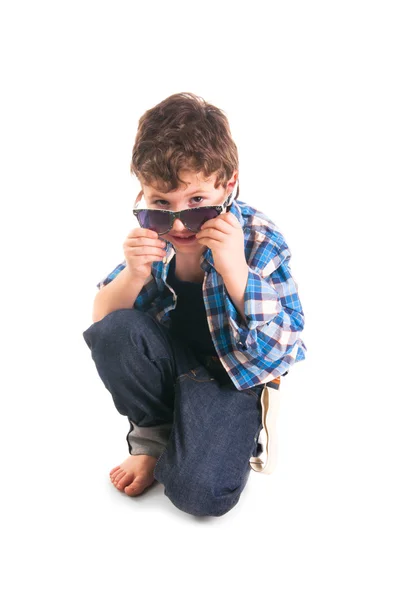 Retrato de un niño con estilo usando gafas de sol — Foto de Stock