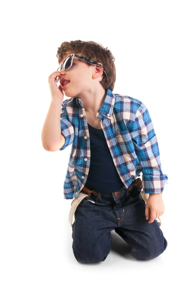 Portrait de petit garçon élégant avec des lunettes de soleil — Photo