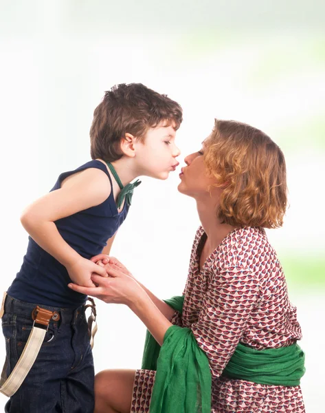 Mãe e filho beijando — Fotografia de Stock