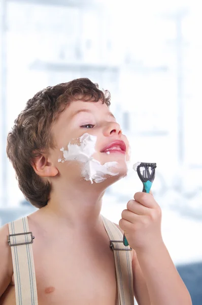 Симпатичный маленький мальчик бреется. — стоковое фото