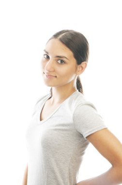 Beyaz tişörtlü kadın.