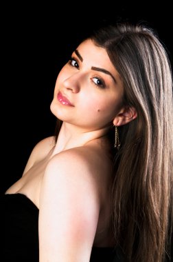 siyah elbiseli güzel seksi kadın