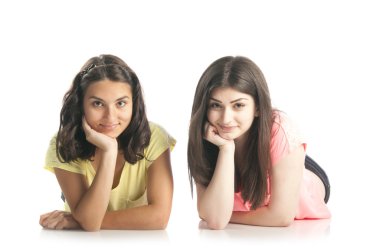 yerde yatarken arkadaşlar