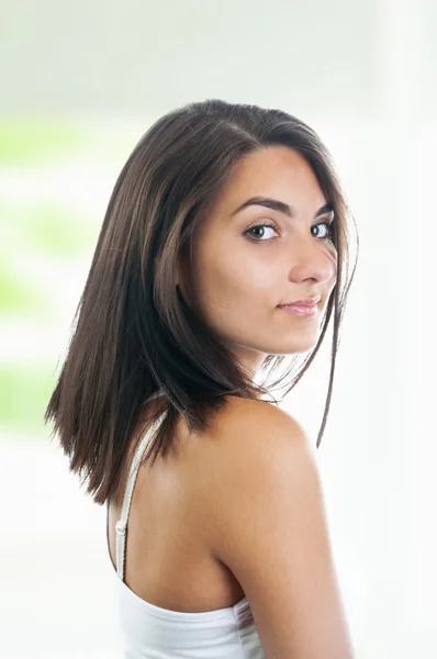 Portrait de jeune femme brune — Photo