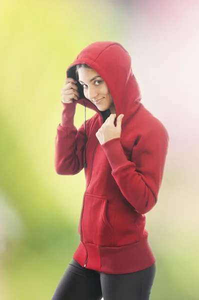 Mujer con sudadera roja y capucha — Foto de Stock