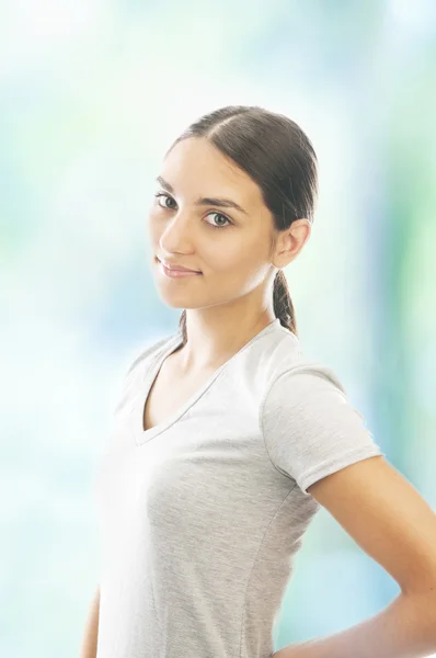 Jolie femme en t-shirt blanc — Photo