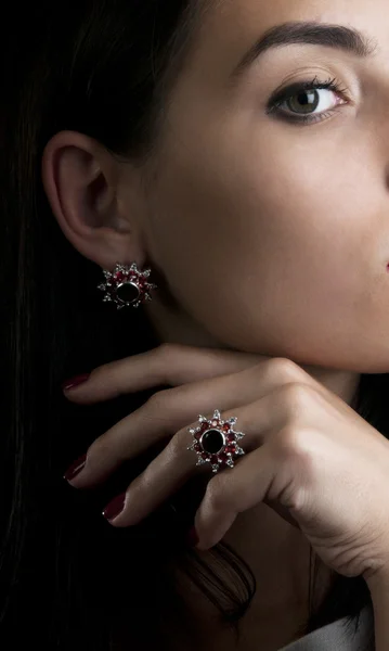 Νεαρή γυναίκα με χειροβομβίδες ασημένια σκουλαρίκια και δαχτυλίδι — Φωτογραφία Αρχείου