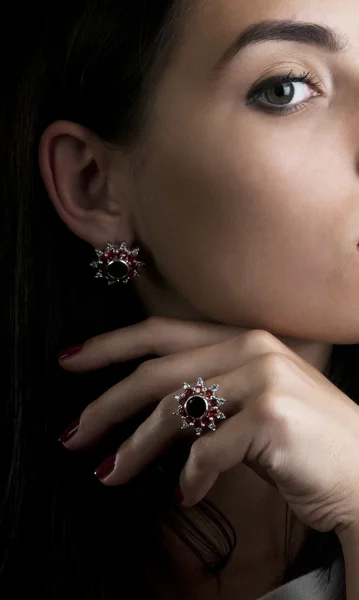 Mujer joven con pendientes granates de plata y anillo —  Fotos de Stock