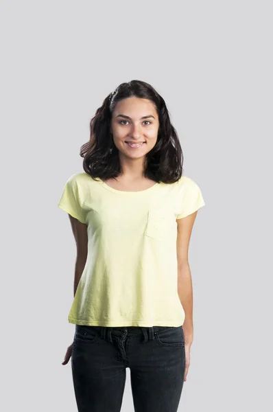 Giovane donna in jeans e t-shirt — Foto Stock