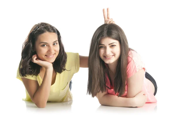 Genç kızlar eğleniyor katta — Stok fotoğraf