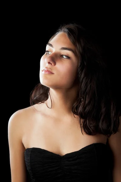 Érzéki fiatal nő, egy fekete ruha — Stock Fotó