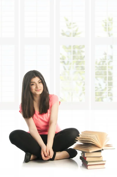 Mujer joven con libro — Foto de Stock