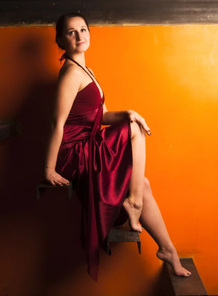 Jolie femme en robe rouge — Photo