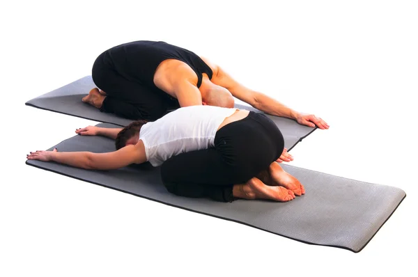 Coppia in posa Ardha Kurmasana yoga asana — Foto Stock