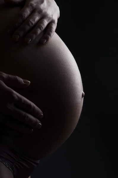 Vacker ung gravid kvinna — Stockfoto