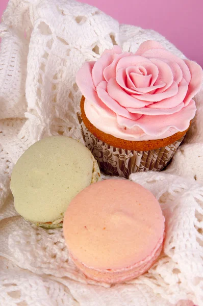 Muffin and macarons — Stock Photo, Image