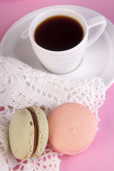Macarons ile siyah kahve — Stok fotoğraf