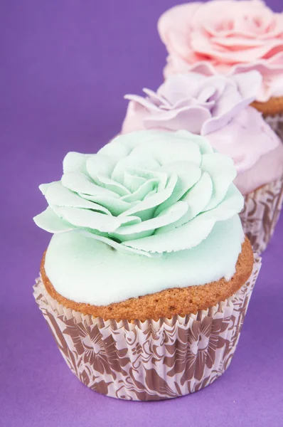 Smakelijke cupcakes met roos — Stockfoto