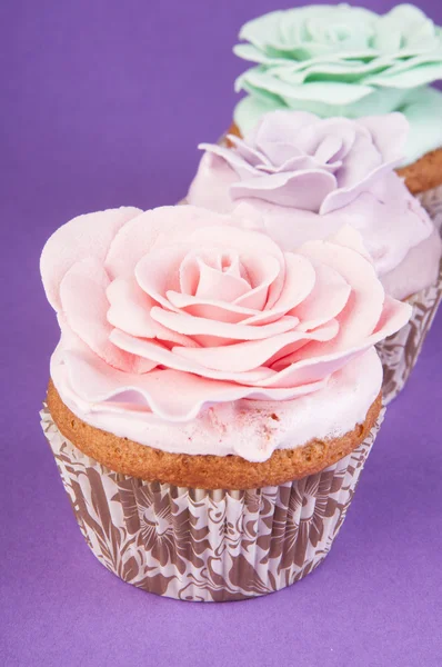 Τρεις cupcakes με τριαντάφυλλο — Φωτογραφία Αρχείου