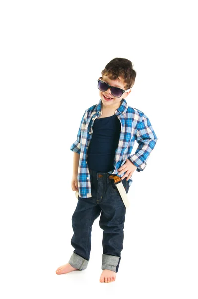 Glad snygg pojke bär solglasögon — Stockfoto