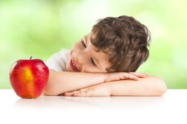 küçük çocuk üzerinde apple bakarak