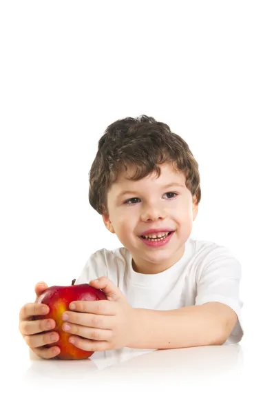 Усміхнений позитивний хлопчик з червоним яблуком — стокове фото