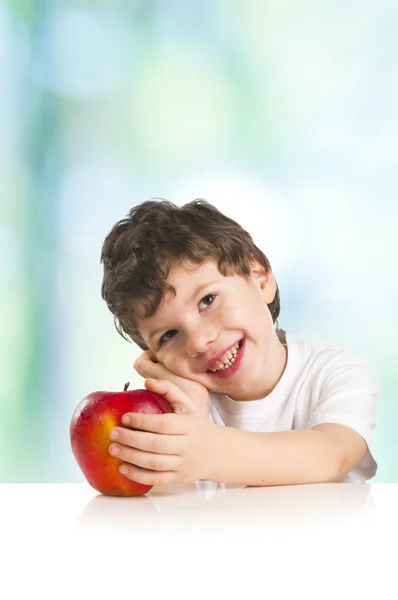 Lachende jongen met een rode appel — Stockfoto