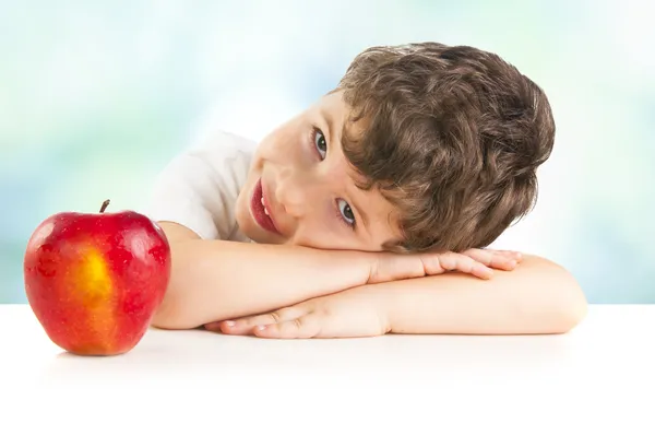 Kleine jongen met een rode appel — Stockfoto