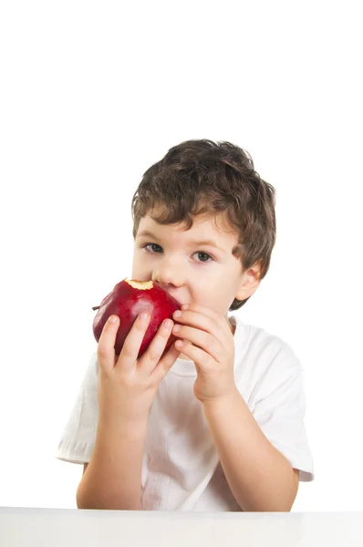 Küçük çocuk eatting bir elma — Stok fotoğraf