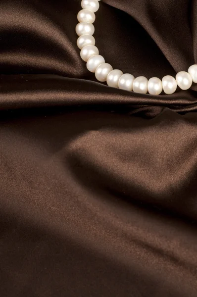Жемчужина ожерелье на шелковой ткани — стоковое фото
