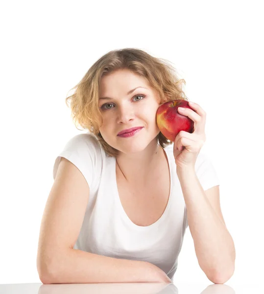Όμορφη γυναίκα με κόκκινο μήλο — Φωτογραφία Αρχείου