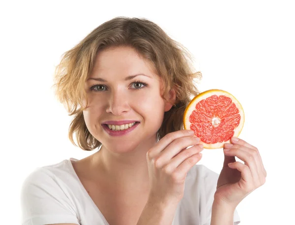 Hermosa mujer con una rodaja de pomelo — Foto de Stock