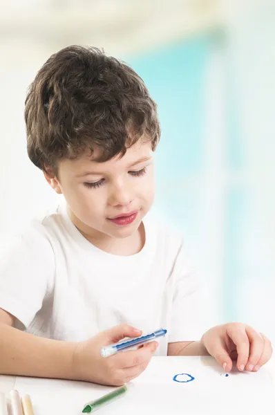 小男孩用蓝铅笔绘图 — 图库照片