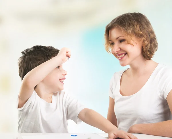 Moeder met haar zoon met plezier met kleurpotloden — Stockfoto