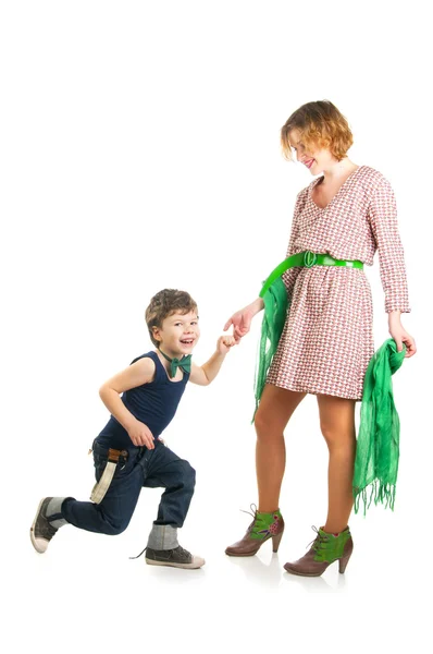Маленький син стоїть на одному коліні біля матері — стокове фото