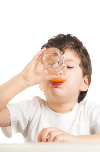 Feliz menino bonito beber suco — Fotografia de Stock