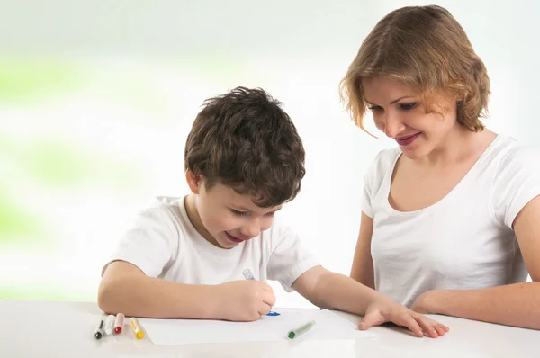 Mãe feliz com seu filho pintando com lápis de cor — Fotografia de Stock